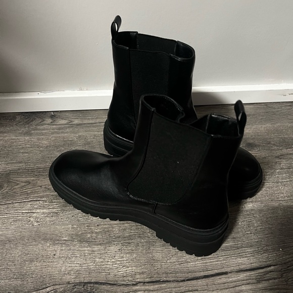 Gently used Lulu’s boots - Picture 4 of 5